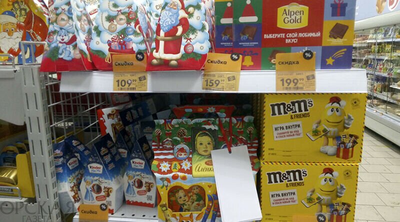 Подарки на любой вкус: здесь вам и деревянные посылки, и подушки, и рюкзачки, и фетровые сумки, и игрушки в виде Деда Мороза и Снегурочки